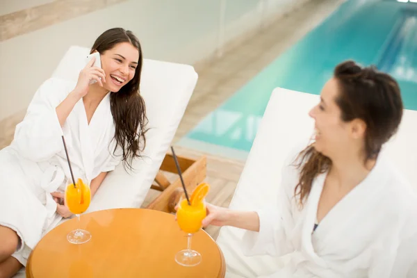 Young women relaxing by the pool — Stock Photo, Image