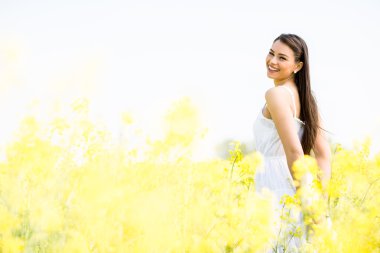 Bahar alanında genç kadın