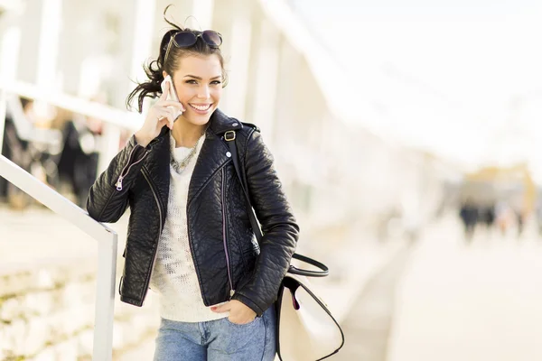 Young woman with mobile phone — Stock Photo, Image