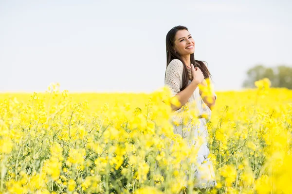 Jeune femme dans le champ de printemps — Photo