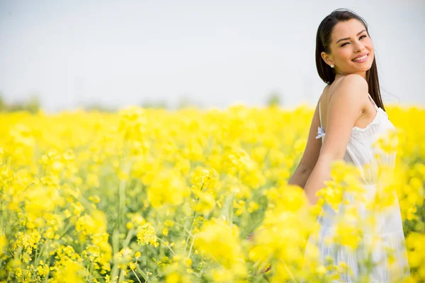 Jovem mulher no campo de primavera — Fotografia de Stock