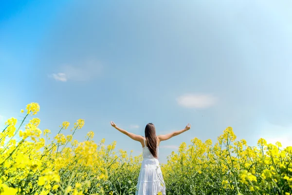 Jovem mulher no campo de primavera — Fotografia de Stock