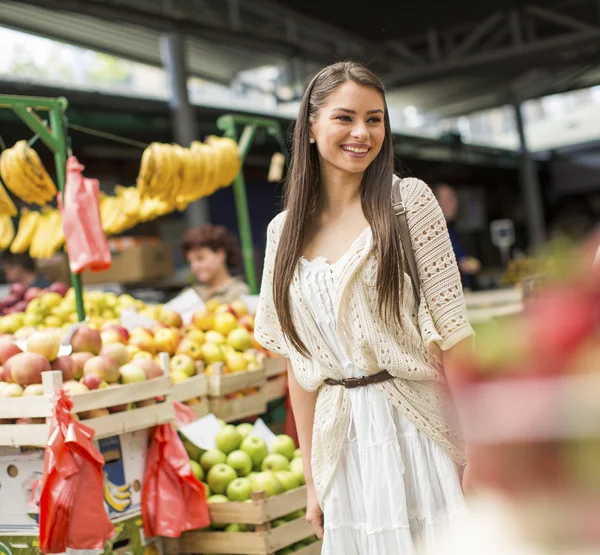 Jovem no mercado — Fotografia de Stock