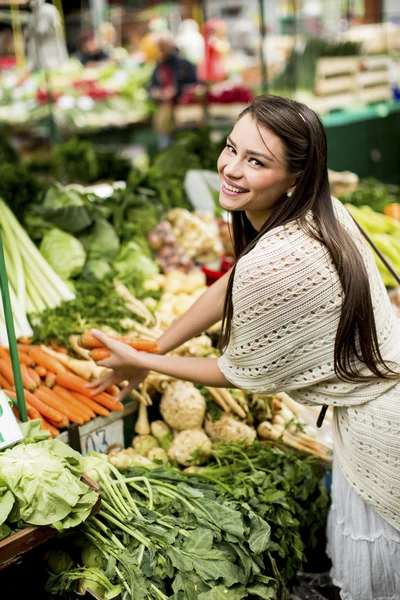 Mujer joven en el mercado — Foto de Stock