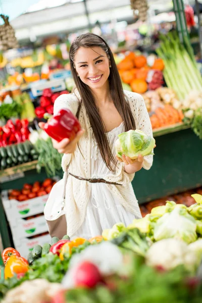 Jonge vrouw op de markt — Stockfoto