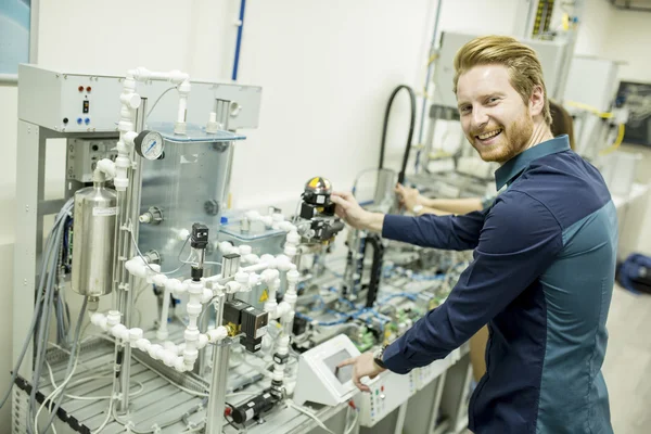 Ingenieur in der Fabrik — Stockfoto