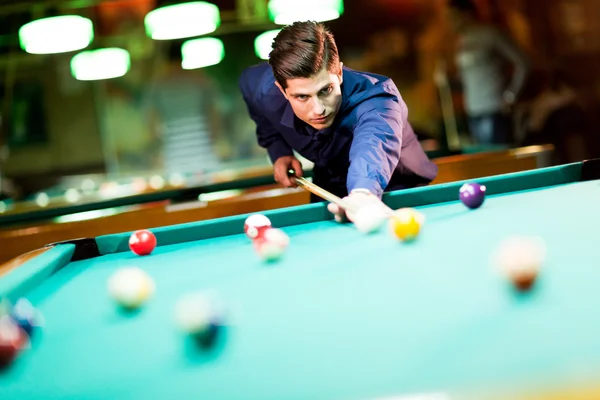 Молодий чоловік грає в басейн — стокове фото