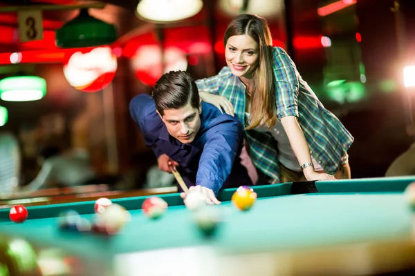 Jeune couple jouant billard — Photo