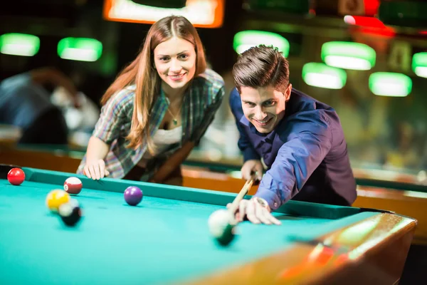 Jeune couple jouant billard — Photo