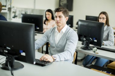 Öğrenciler sınıfta.