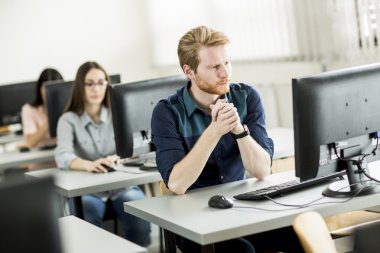 Öğrenciler sınıfta.