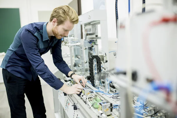 Ingenjör i fabriken — Stockfoto