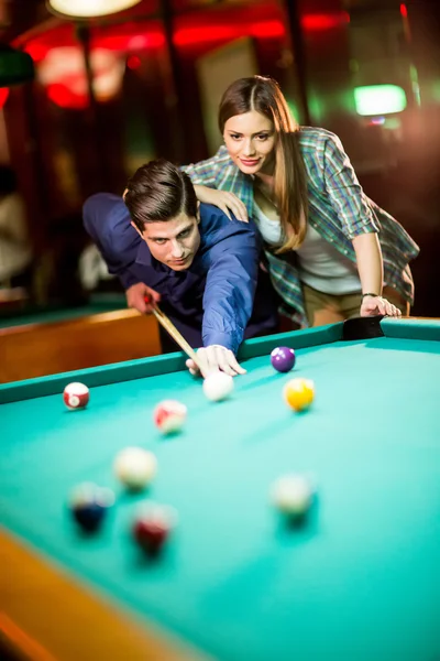 Jovem casal jogando piscina — Fotografia de Stock