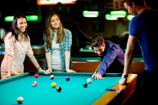 Ungdomar spelar pool — Stockfoto