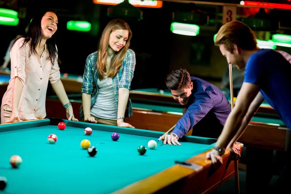 Young people playing pool — Stock Photo, Image