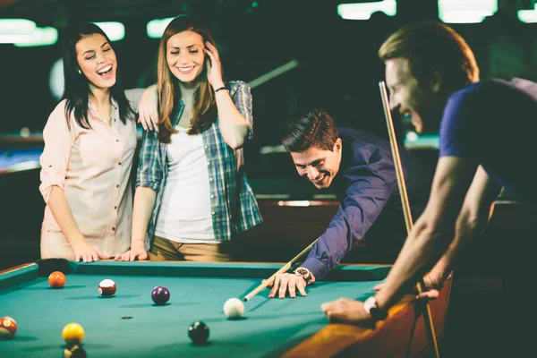 Young people playing pool — Stock Photo, Image