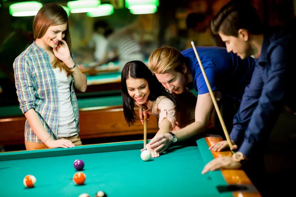 Young people playing pool — Stock Photo, Image