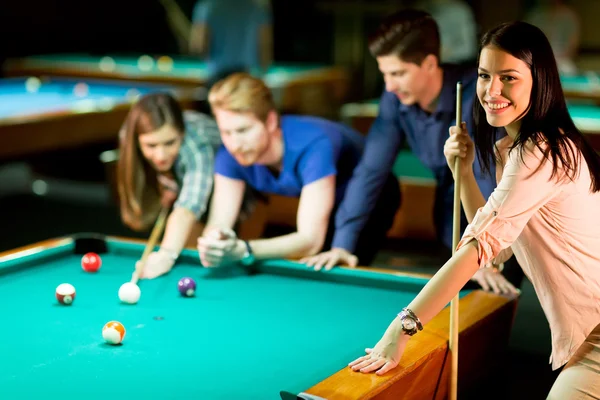 Jonge mensen pool spelen — Stockfoto