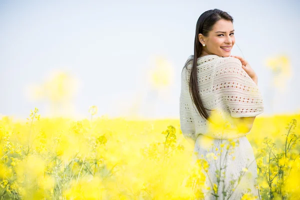 Jeune femme dans le champ de printemps — Photo