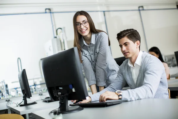 Studenta a isnstructor v učebně — Stock fotografie