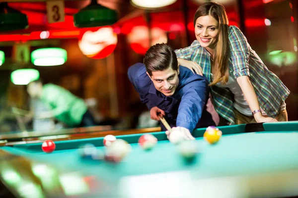 Young couple playing pool — Stock Photo, Image