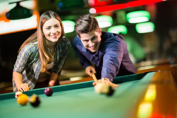 Jovem casal jogando piscina — Fotografia de Stock