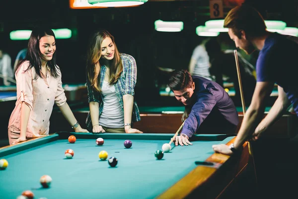 Young people playing pool — Stock Photo, Image