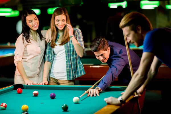 Jonge mensen pool spelen — Stockfoto