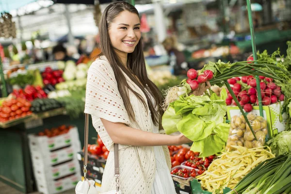 Giovane donna sul mercato — Foto Stock