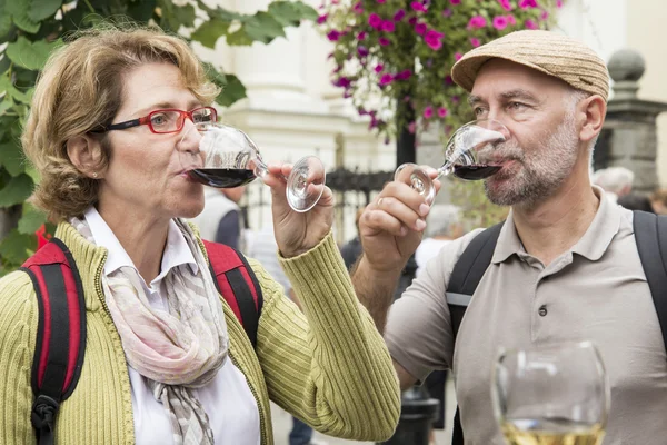 Pareja mayor degustación de vino — Foto de Stock