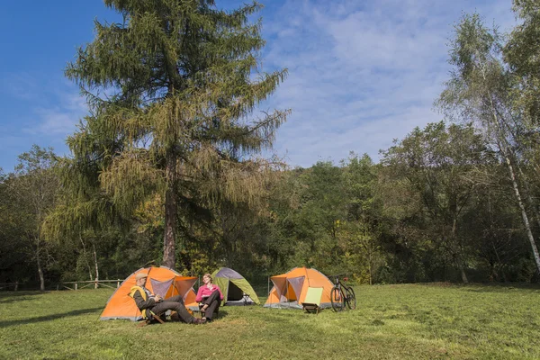 Äldre par på camping — Stockfoto