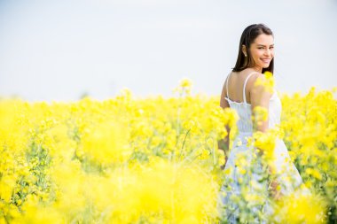 Bahar alanında genç kadın