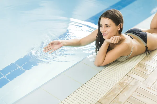 Giovane donna in piscina — Foto Stock