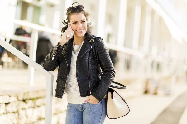Jonge vrouw met mobiele telefoon — Stockfoto
