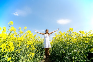 Bahar alanında genç kadın