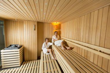 genç kadınlar saunasında