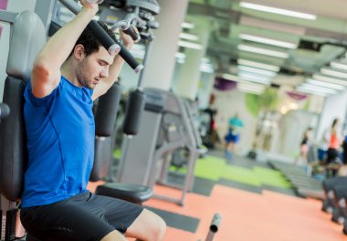 Spor salonundaki genç adam.