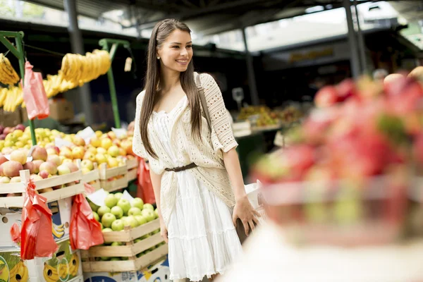 Giovane donna sul mercato — Foto Stock