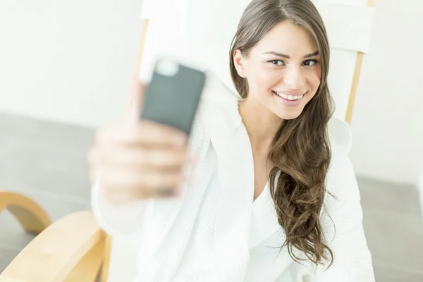 Young woman taking selfie with mobile phone — Stock Photo, Image