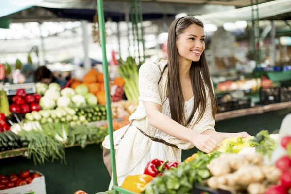 Ung kvinna på marknaden — Stockfoto