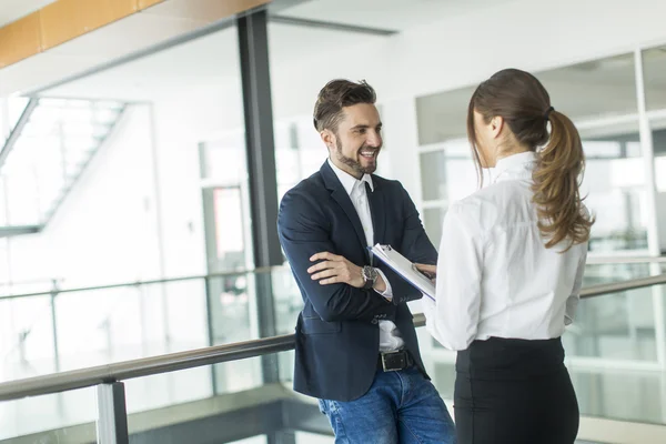 Giovane coppia in ufficio — Foto Stock