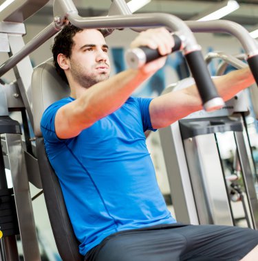 Spor salonundaki genç adam.