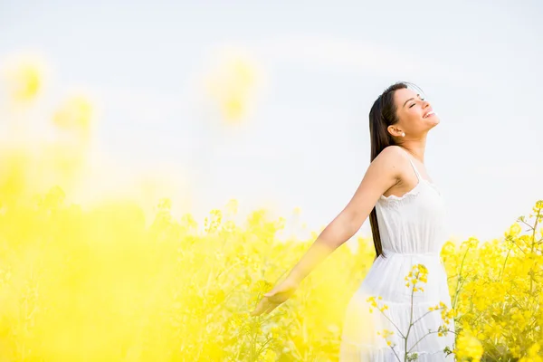 Mujer joven en el campo de primavera — Foto de Stock