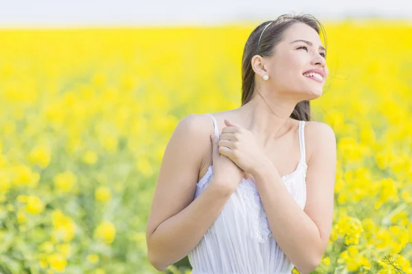 Mujer joven en el campo de primavera — Foto de Stock