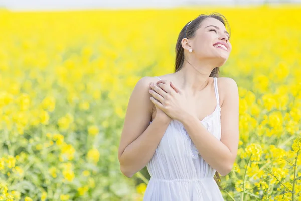 Mujer joven en el campo de primavera — Foto de Stock