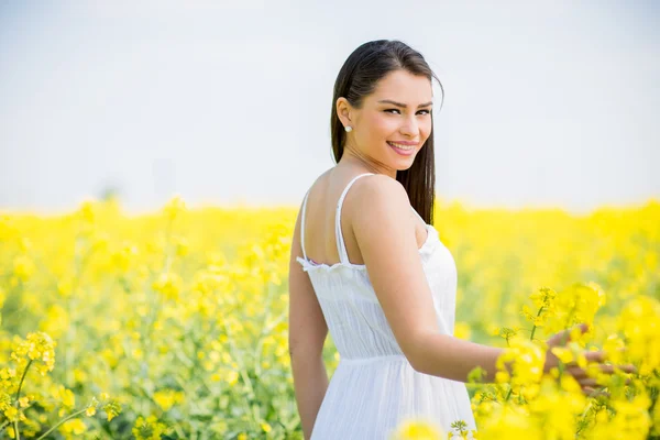 Jeune femme dans le champ de printemps — Photo