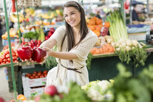 Mujer joven en el mercado — Foto de Stock