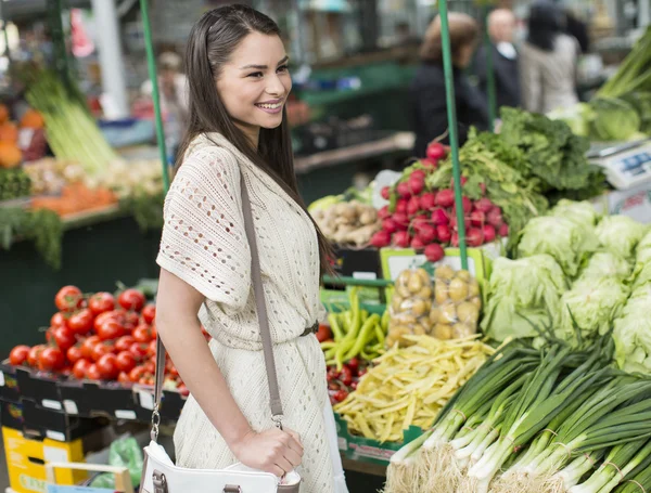 Ung kvinna på marknaden — Stockfoto