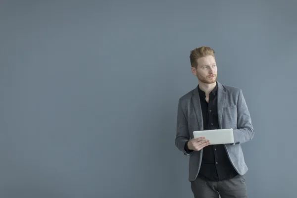 Mann mit Tablet an der Wand — Stockfoto