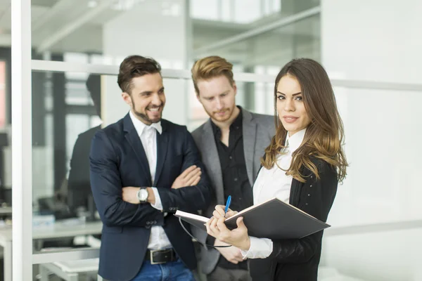 Junge Leute im Büro — Stockfoto